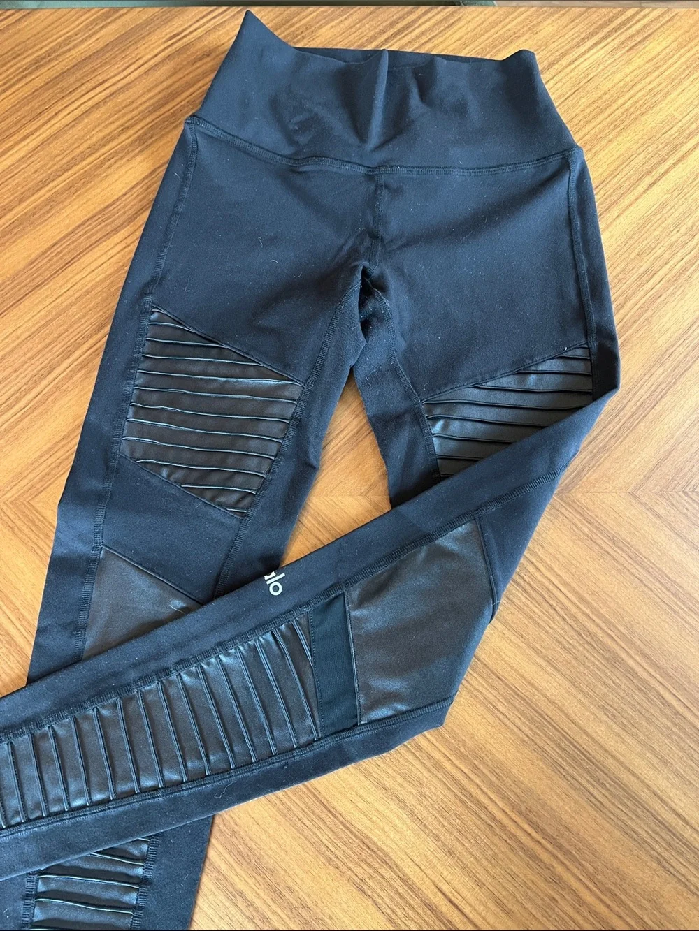 Alo yoga Black Moto Leggings - size medium
